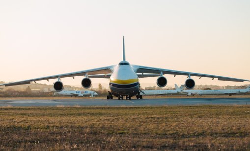 Товарният гигант Ан-124 "Руслан" кацна в София ВИДЕО