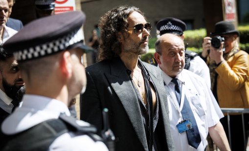 Ръсел Бранд е обвинен в още две сексуални престъпления