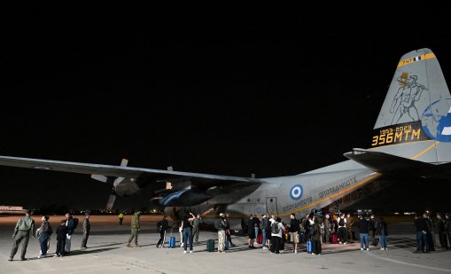 Със специален полет Гърция евакуира от Дубай хора с домашни любимци