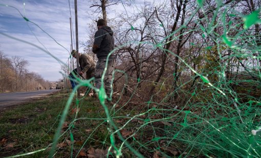 Недостиг на новобранци в Украйна предизвиква напрежение на улицата и в армията
