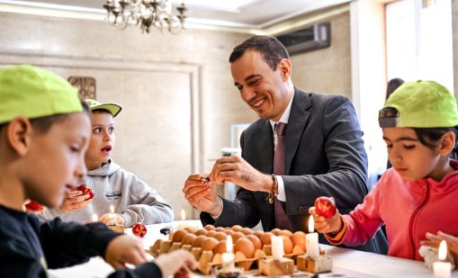 Терзиев участва в работилница, боядиса великденски яйца 