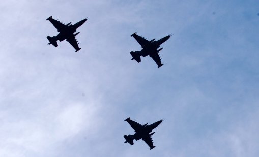В кадър: Водосвет, 20 салюта, войска по паветата и дебютът на F-16