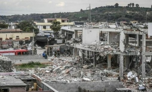 Извадиха живи 9 души от рухналите сгради в Истанбул