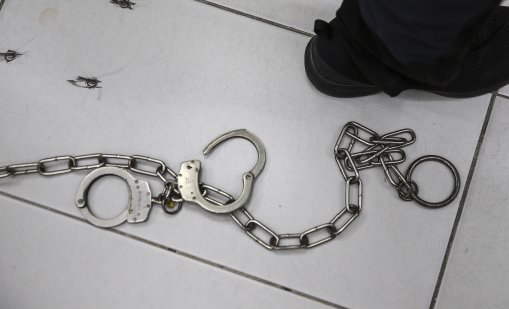 Като диво животно на сватба: Британец отхапа пръсти на друг мъж по време на бой