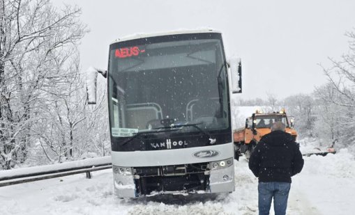 Автобус с 25 души е закъсал край свищовското село Вардим 