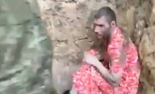 За наказание: Пратиха в &ldquo;месомелачката&rdquo; руски войник облечен в рокля (ВИДЕО 16+)
