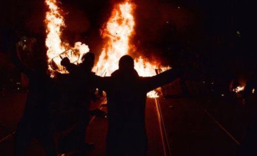 Огромен мирен протест: после качулки, огън, арести и погроми