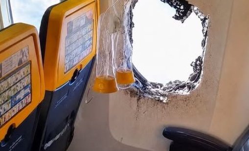 Никой от стюардите на Ryanair не помогнал на мъжа, засмукан от спукания прозорец на самолет