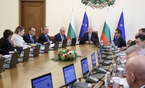 Кабинетът: Няма да режем социалните придобивки в Бюджет 2027