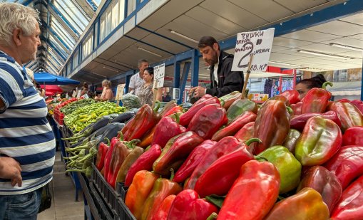 Гърци масово пътуват до България за евтина храна и горива 