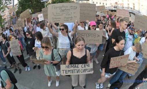 Вечерни протести срещу уволнението на министъра на отбраната Фьодоров в цяла Украйна