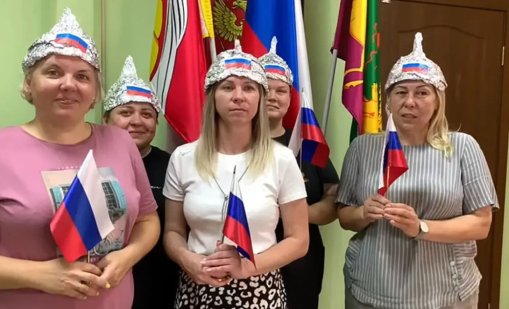 Художник в изгнание подмами руски учители да повторят речта на Хитлер