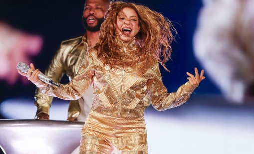 Техник загина при монтажа на сцената за Шакира