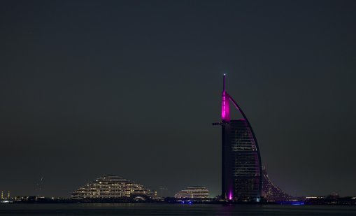 Отломки от ирански дрон подпалиха фасадата на "Бурдж ал Араб"