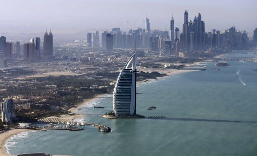 Препечена филийка с авокадо, инфлуенсъри и... паника: Как партито в Дубай приключи