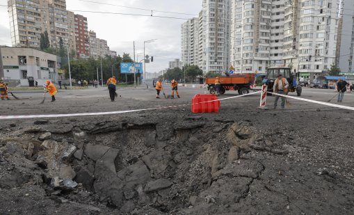 Мощни експлозии в Киев след предупреждение за атака с балистични ракети