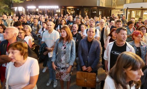 В кадър: Протестиращи изпълниха пространството пред БНТ в защита на Георги Ангелов