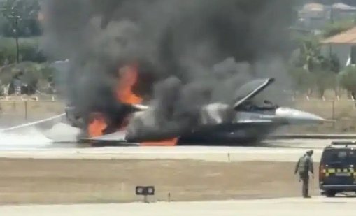 Гръцки F-16 кацна аварийно и се запали на летището в Закинтос ВИДЕО