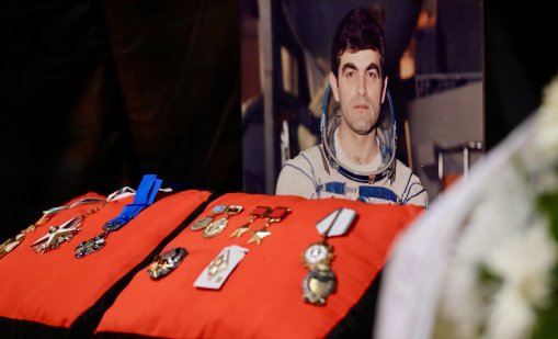 В кадър: Последно сбогом с Александър Александров, издигнал България сред космическите държави