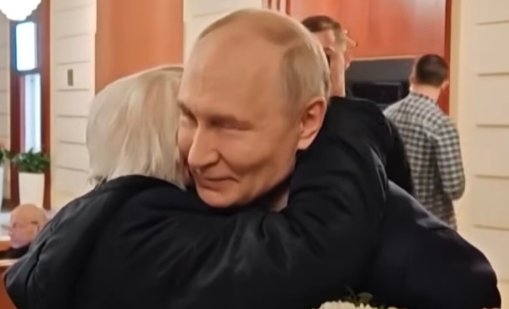 Путин има и сърце: Заведе учителката си на вечеря в Москва ВИДЕО