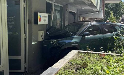 В София: Лек автомобил &ldquo;влезе&rdquo; в дентален кабинет