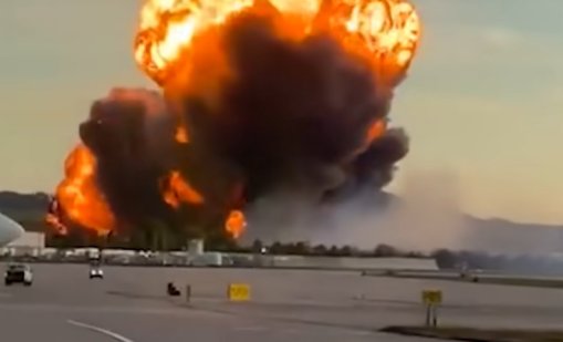 Самолет излетя в САЩ с пламъци на крилото, разби се и предизвика пожар ВИДЕО