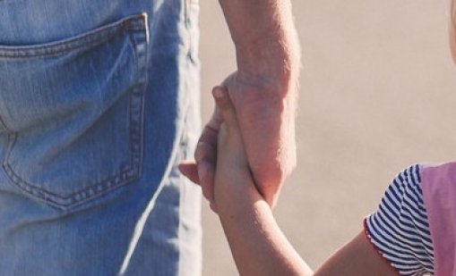 7-годишно момиченце спаси баща си, който паднал по стълбите