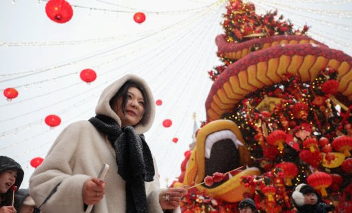 В кадър: Близо 2 млрд. души по света посрещат Годината на Огнения кон