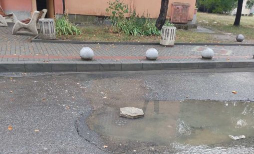 Фекални води текат от улични шахти в Кърджали и наводняват жилища