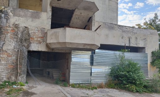 Опасности от всякъде: Недовършена сграда на пощенска станция в Шумен