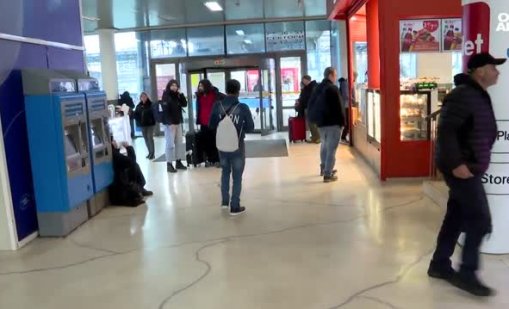 В часовете преди Коледа: Пълни влакове и автобуси от София