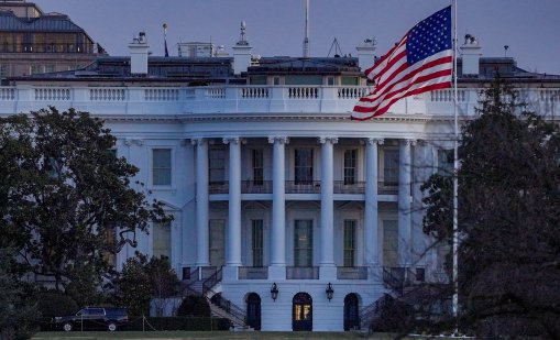 Блокираха достъпа до Белия дом, шофьор се блъсна в порта