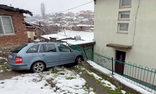 Куриоз в Хасково: Кола без шофьор се заби в ограда ВИДЕО