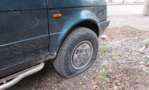 Вандализъм в столичния квартал "Мотописта&rdquo;: Над 20 коли осъмнаха с нарязани гуми