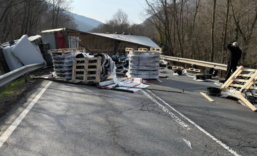 Камион с 20 тона просеко разсипа ценния товар при катастрофа 