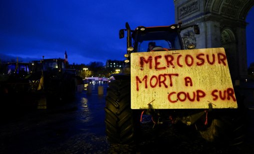 Френски фермери изкараха трактори в центъра на Париж СНИМКИ