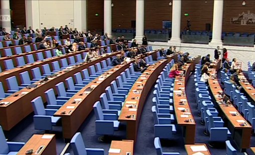 Драма в НС: Залата се изпразни, докато Костадинов сравняваше еврото с нацизма 