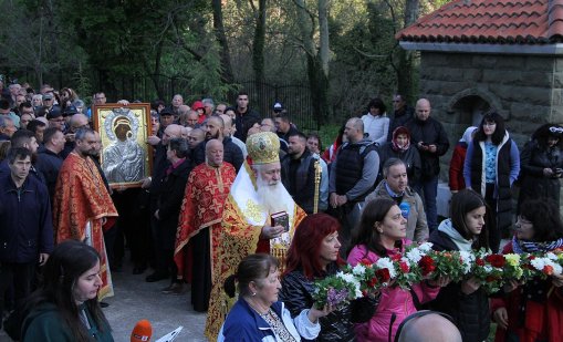 Вярващи последваха чудотворната икона на Света Богородица от Бачковския манастир 