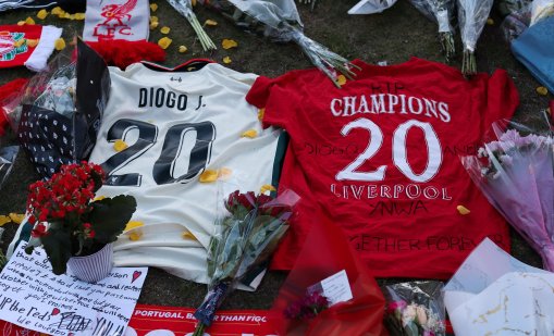 Ливърпул вади №20 от употреба в памет на Жота