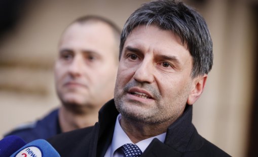 Полицията овладява ситуация с около 50-60 лица, които вилнеят в центъра на София