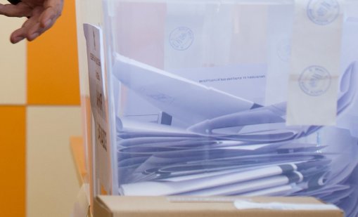 Висока активност и дълги опашки пред секциите в Париж