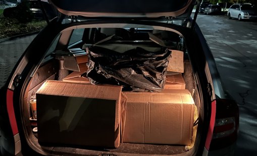 Шофьор „намерил на пътя“ 2500 кутии цигари, задържаха ги