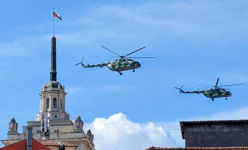 В кадър: Водосвет, 20 салюта, войска по паветата и дебют на F-16