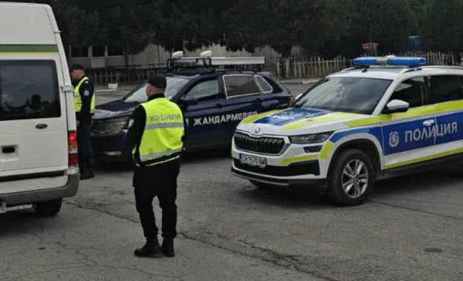 Задържаха чужденец с девет нелегални мигранти край Пасарел