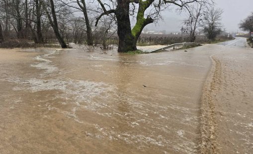 Щети заради силния вятър в Хасково и Кърджали, Петрич пък се наводни 