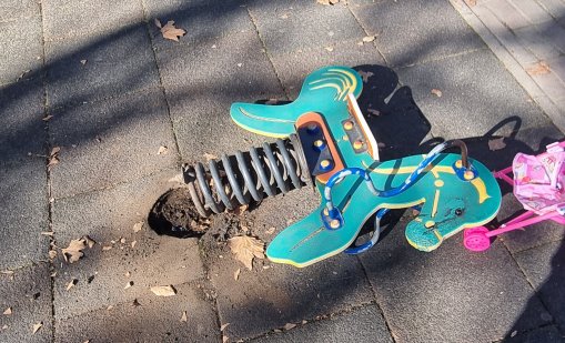 Детска площадка във Варна: Изтръгнати люлки, счупени пейки, висящи лампи