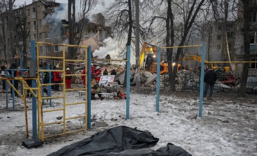 Руски бомбардировки оставят украински градове без ток, жителите бягат към селата