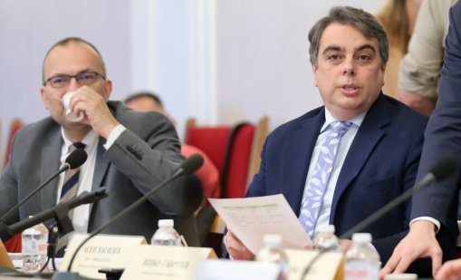 Знак към бюджета на Гълъб Донев: Асен Василев заложи на вратовръзка с&hellip; пера СНИМКИ