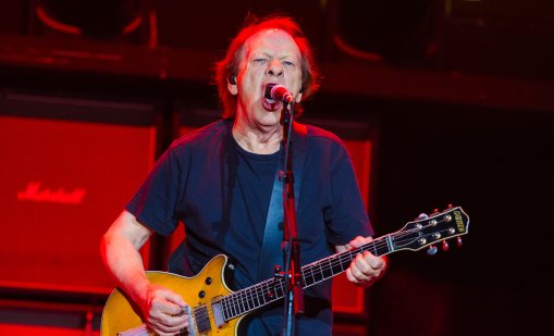 Китаристът на AC/DC Стиви Йънг излезе от болницата