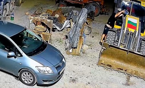 Маскиран подпали автомобил и земеделска техника за 200 000 лева